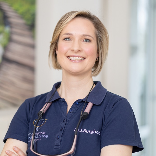 Dr. Jeannette Burghartz auf einem Portrait-Foto im Rahmen ihrer Vita auf der Webseite der Zahnarztpraxis am Schlosspark in Düsseldorf Benrath.