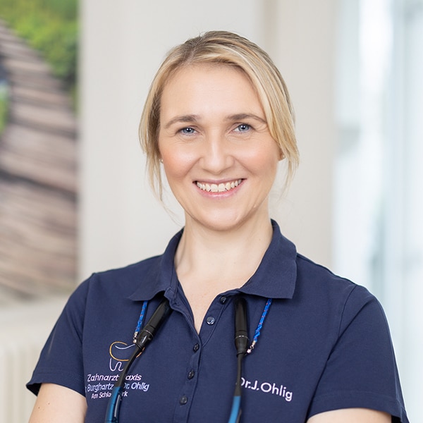 Dr. Julia Ohlig auf einem Portrait-Foto im Rahmen ihrer Vita auf der Webseite der Zahnarztpraxis am Schlosspark in Düsseldorf Benrath.